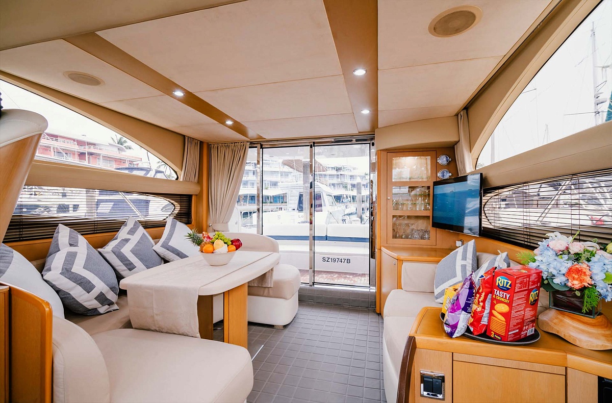 Аренда моторной яхты Princess 42 на Пхукете